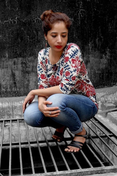 blogger_printed t shirt_mango jeans_earrings _fasshion blogger_red lipstick_bun_forever 21_sandals_aianaj_aiana j